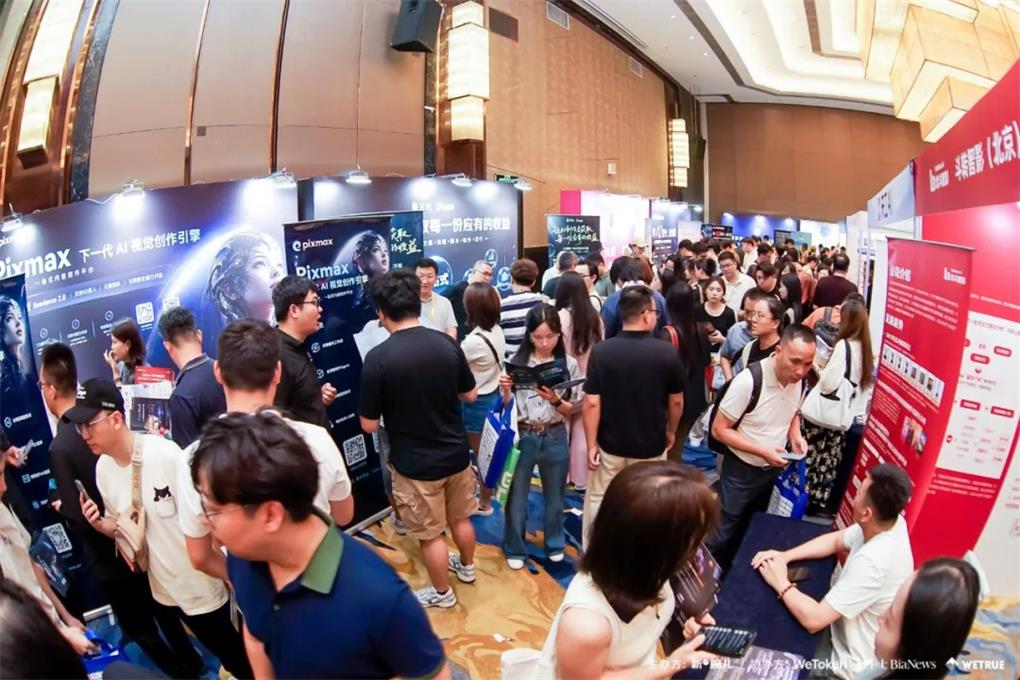 图片展示的是新腕儿AI短剧对接会现场Pixmax展位。展位上摆放着多块宣传展板,其中一块展板上写有“Pixmax下一代AI视觉创作引擎”字样。展位前聚集了大量人群,大家或在交谈,或在查看展板,场面热闹。此图与上下文紧密相关,直观呈现了活动当天Pixmax展位吸引大量短剧制作团队驻足咨询的场景,体现了其在短剧产业效率升级方面的影响力。